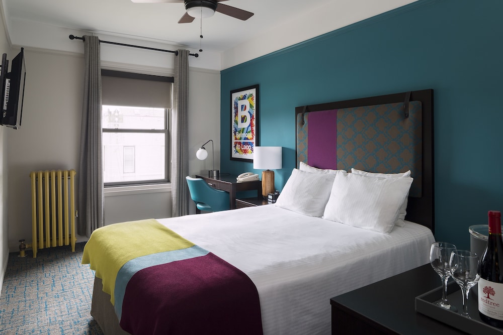 ROOM, QUEEN BED