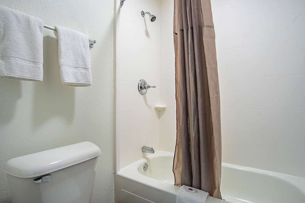 جناح ديلوكس بسرير كينج بجاكوزي، Motel6 Manchester, TN 2/2