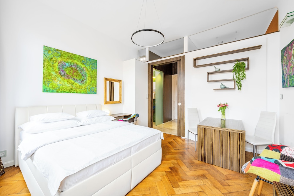SUITE, APARTMENT