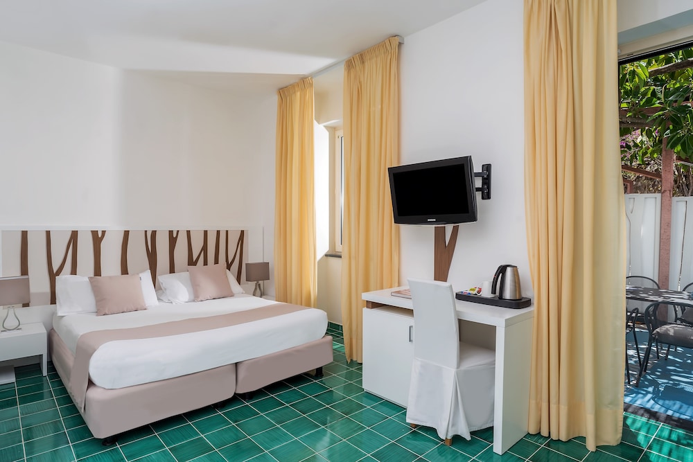 1 BEDROOM, SUPERIOR, DOUBLE OR TWIN BED, GARDEN AREA