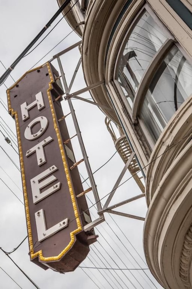 Casa Loma Hotel 35/58