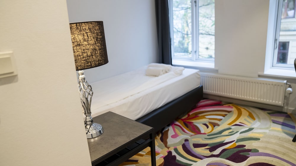 ROOM, SINGLE, PRIVATE BATHROOM