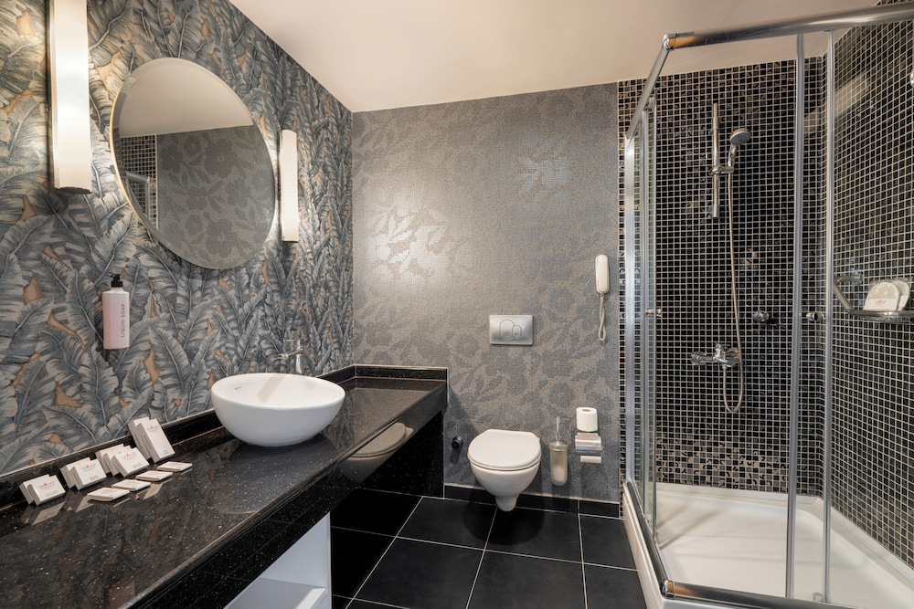 جناح بسرير كينج وسرير مزدوج وسريرين منفصلين بإطلالة على البحر بجاكوزي، Orange County Alanya 8/10