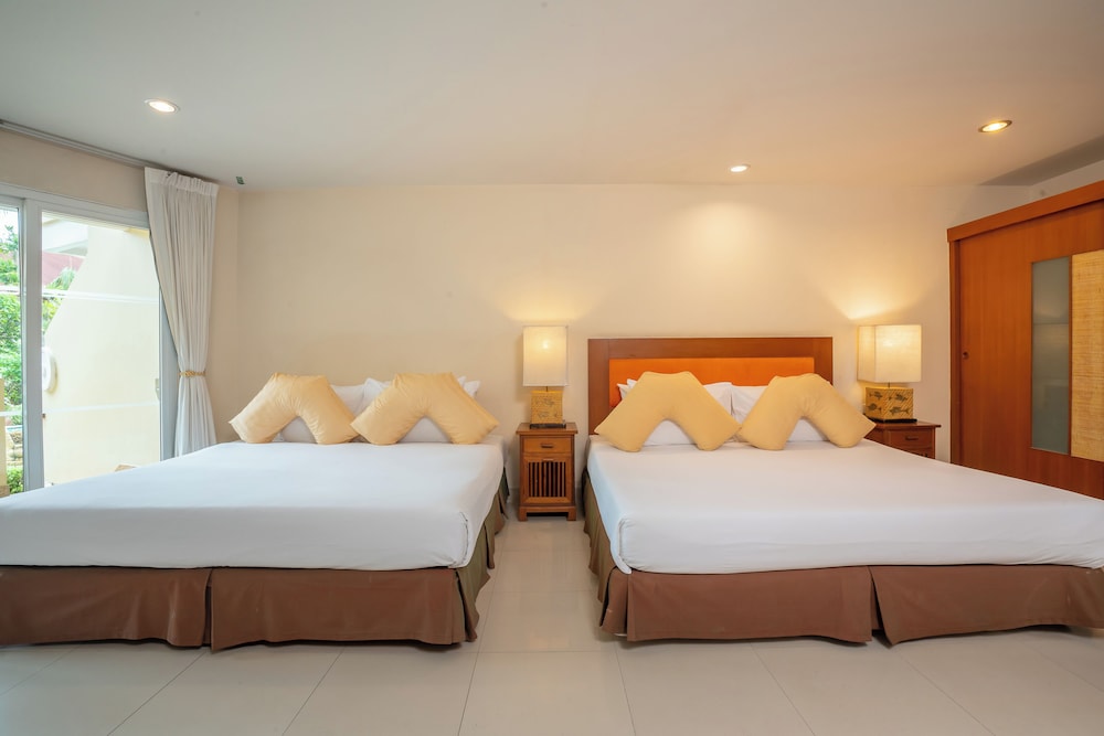 Deluxe, Twin Beds, 2 King Beds, Pool Access