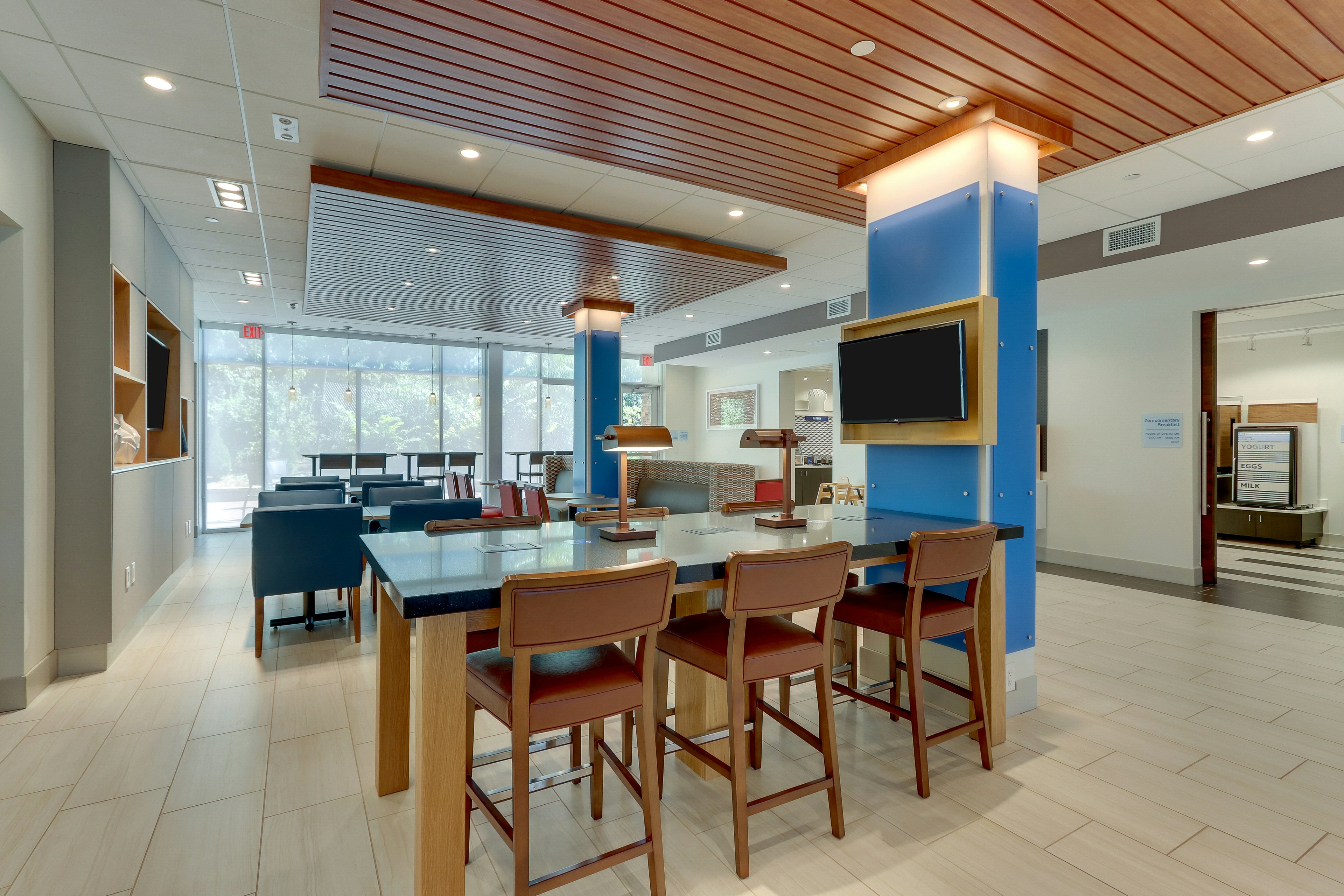 Holiday Inn Express and Suites Roanoke Civic Center 27/34
