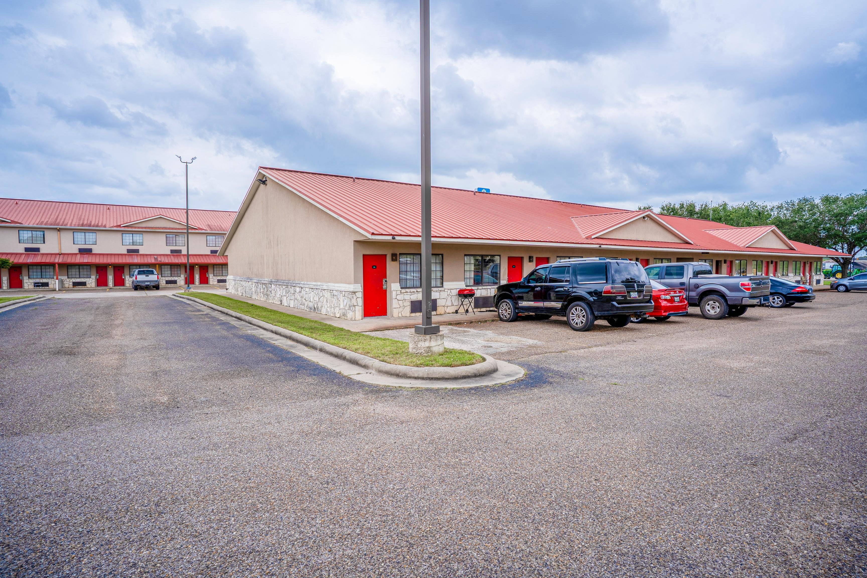 Days Inn & Suites by Wyndham Beeville 34/42