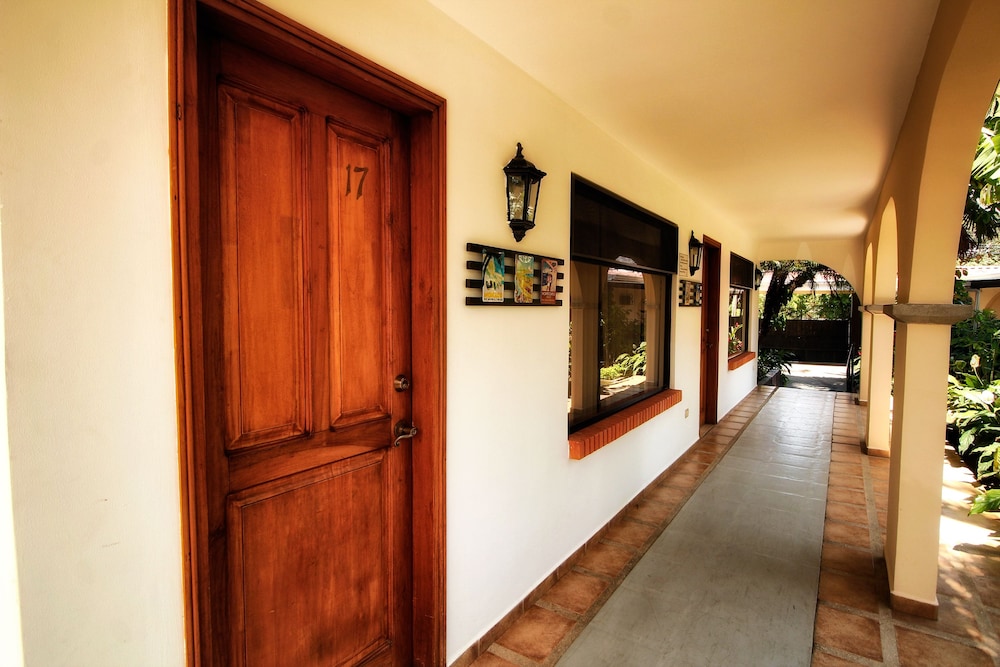 La Riviera Hotel Bed And Breakfast 9/50