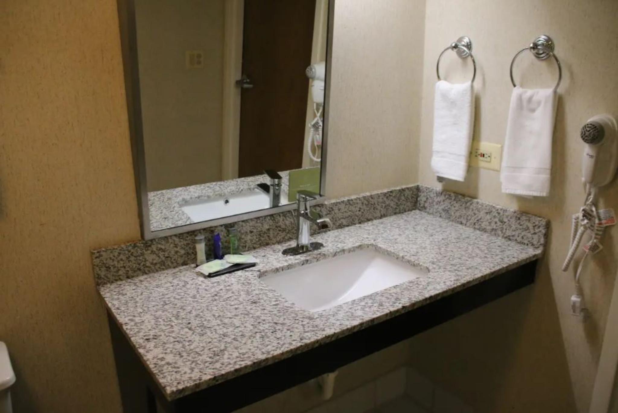 غرفة بسرير مزدوج، Sleep Inn Near Great Lakes Naval Base 6/6