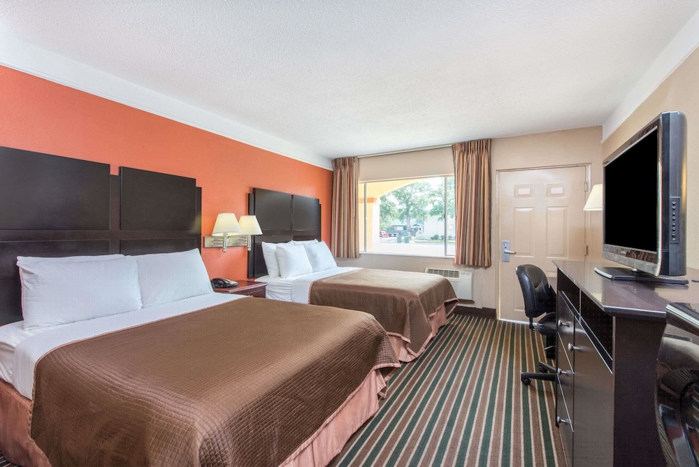 Howard Johnson by Wyndham Historic Lake Charles 17/44
