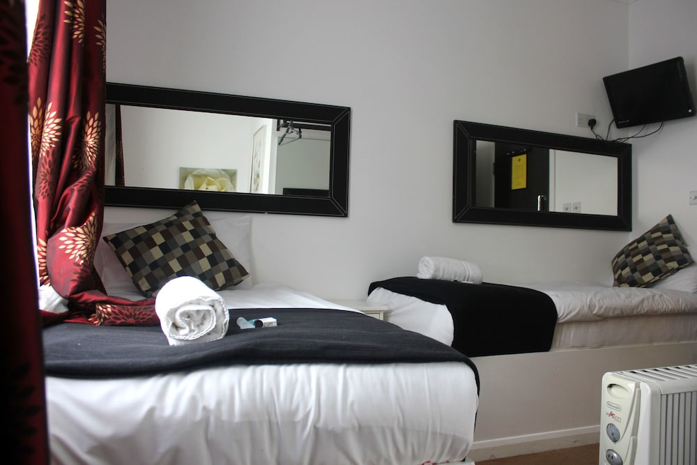 ROOM, TWIN BEDS