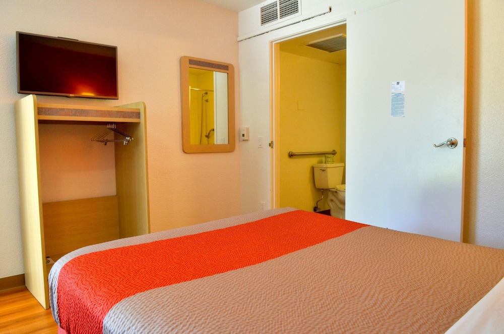 Motel 6 Santa Nella, on i-5 12/32