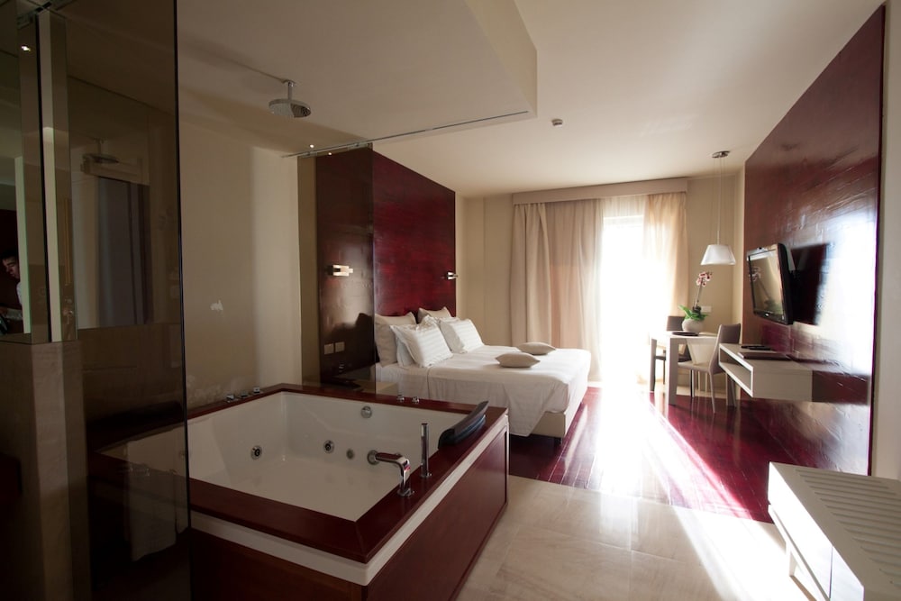DELUXE, SEA VIEW, JETTED TUB