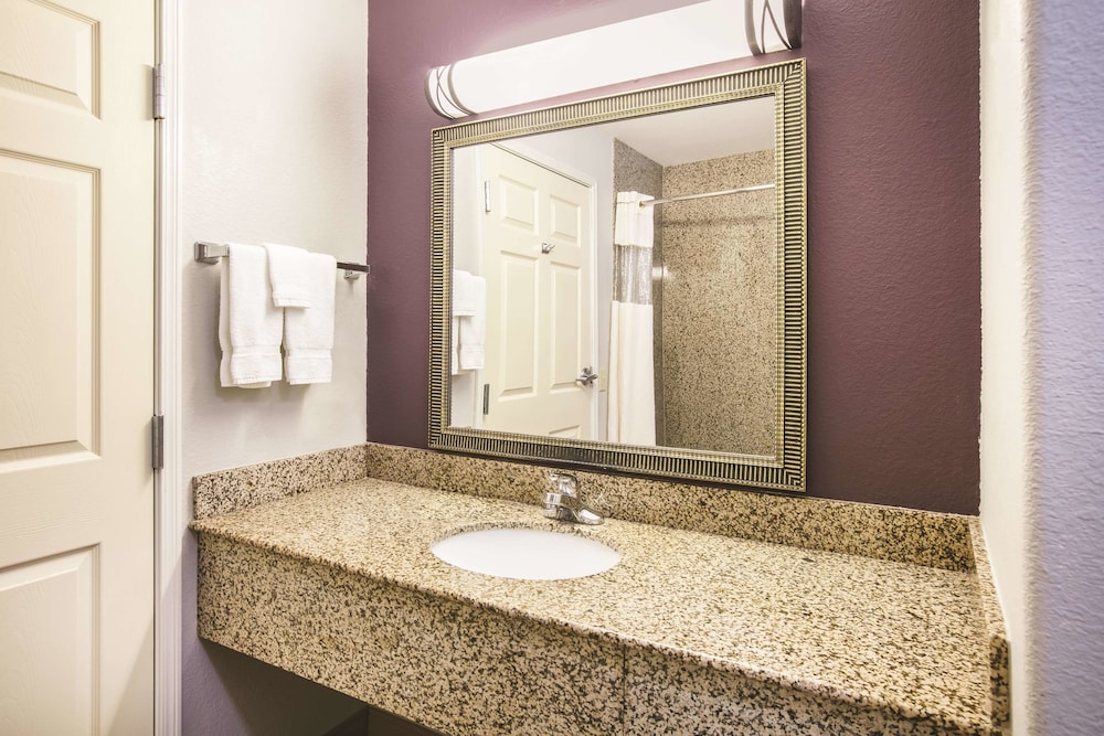 La Quinta Inn and Suites by Wyndham Brownwood 15/37