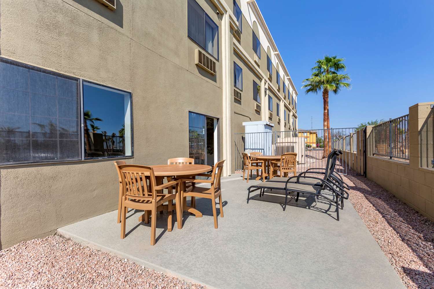 Comfort Inn and Suites Surprise Near Sun City West 32/55