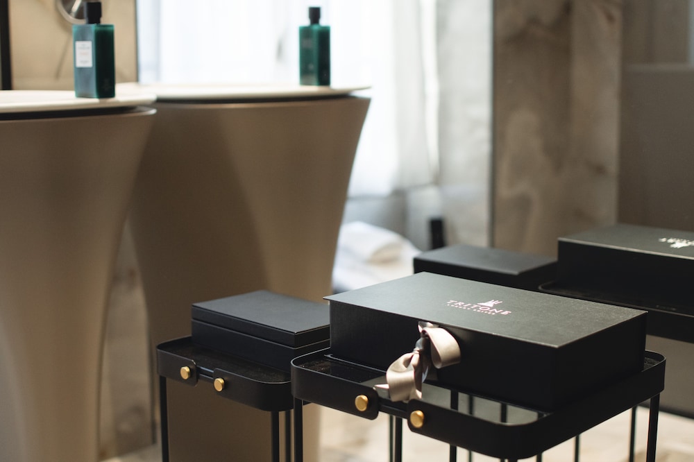 Tritone Luxury Suites 24/30