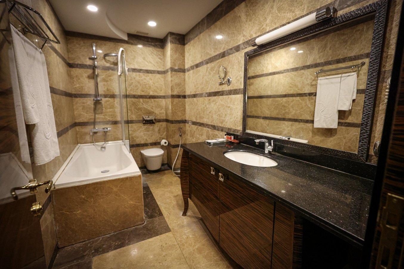 Sapphire Hotel 69/72