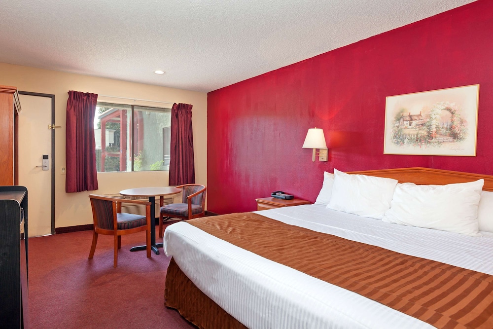 DELUXE, KING BED