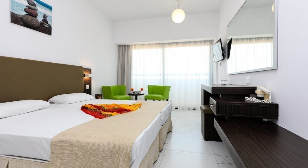 Deluxe, Twin Beds, Inland View
