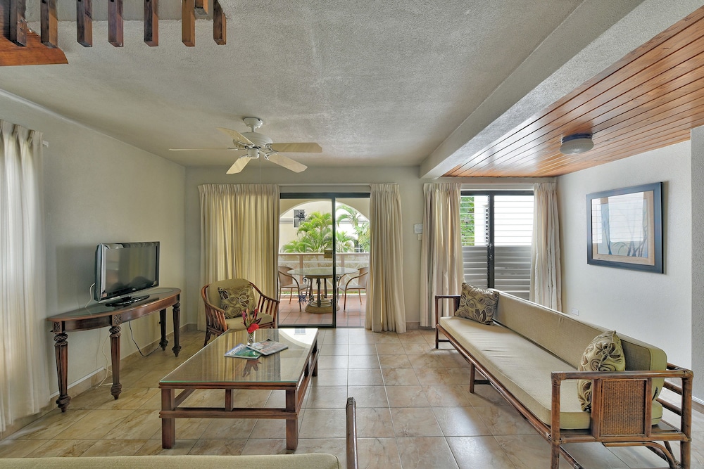 Coconut Court Beach Hotel 28/50