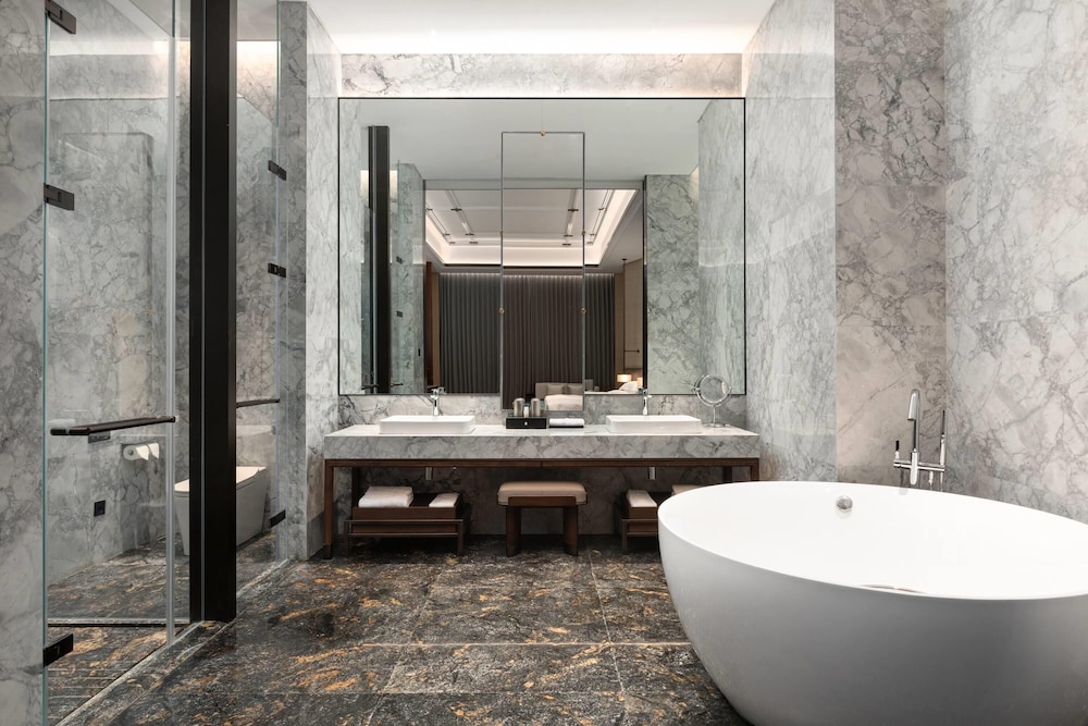 Suite, King Bed, Wyndham Huaihua South 2/2