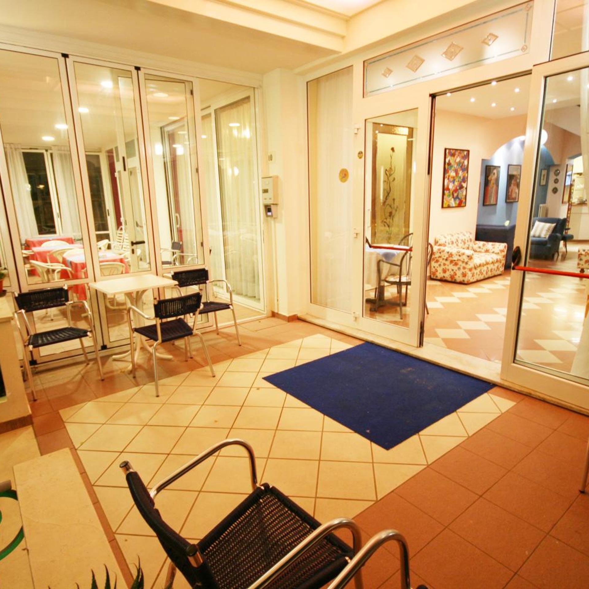 Hotel Cheri 24/48