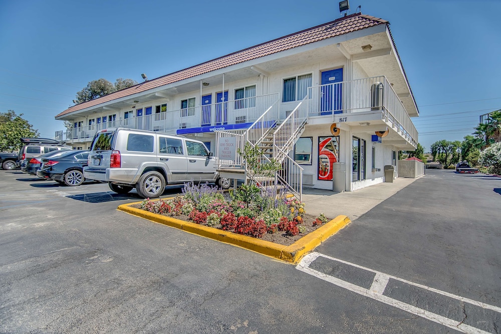 Motel6 Stockton, CA - Charter Way West 17/32