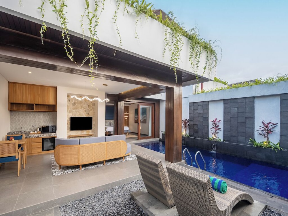 THE SAND Suites & Villas 6/50