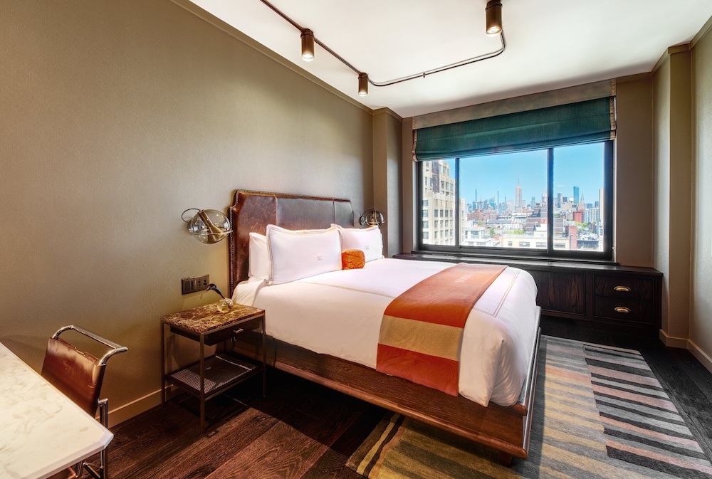 D GRAND, DELUXE, KING BED