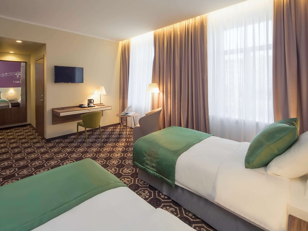 PRIVILEGE, TWIN BEDS