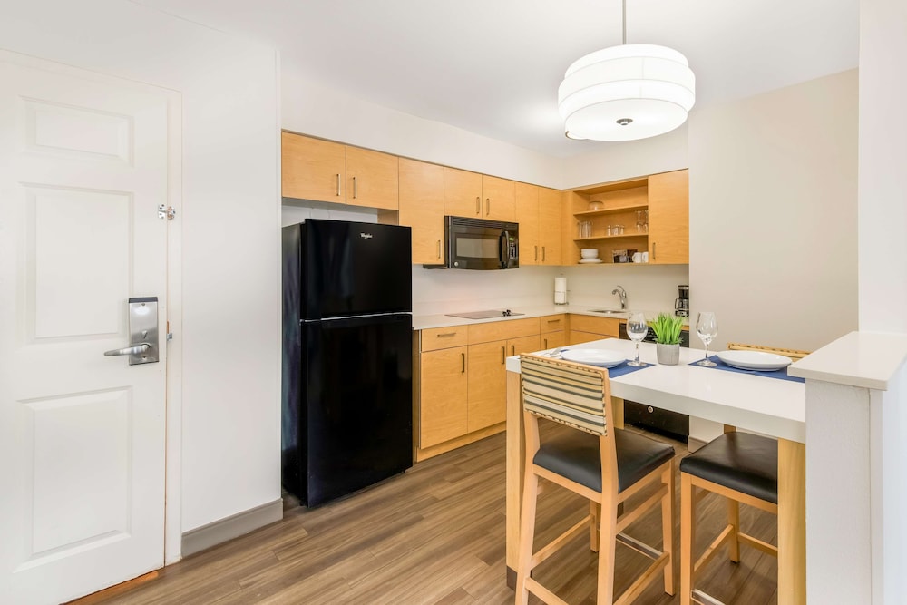 Suites Charlotte Arrowood 8/49