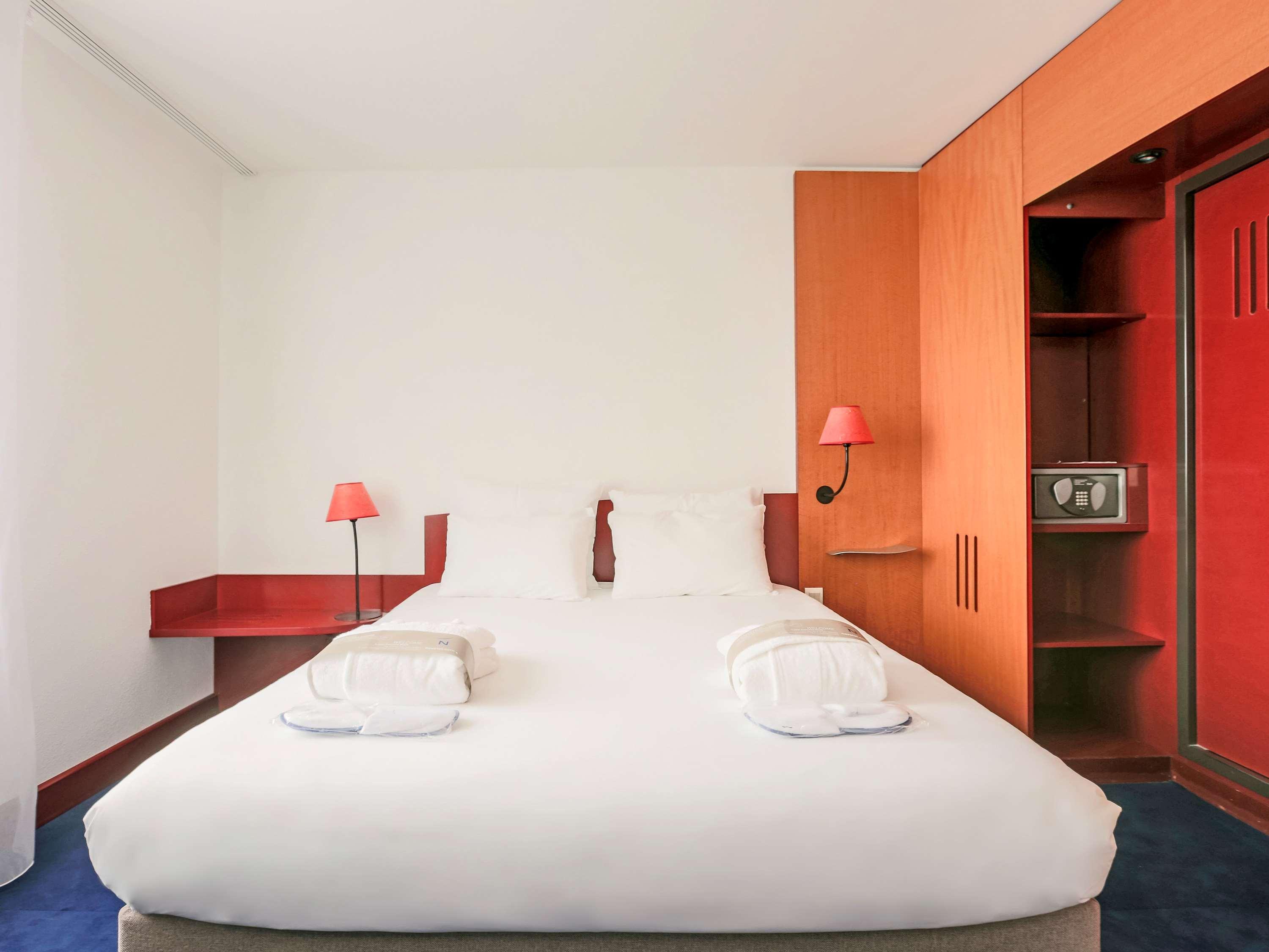 EXECUTIVE, SUITE
