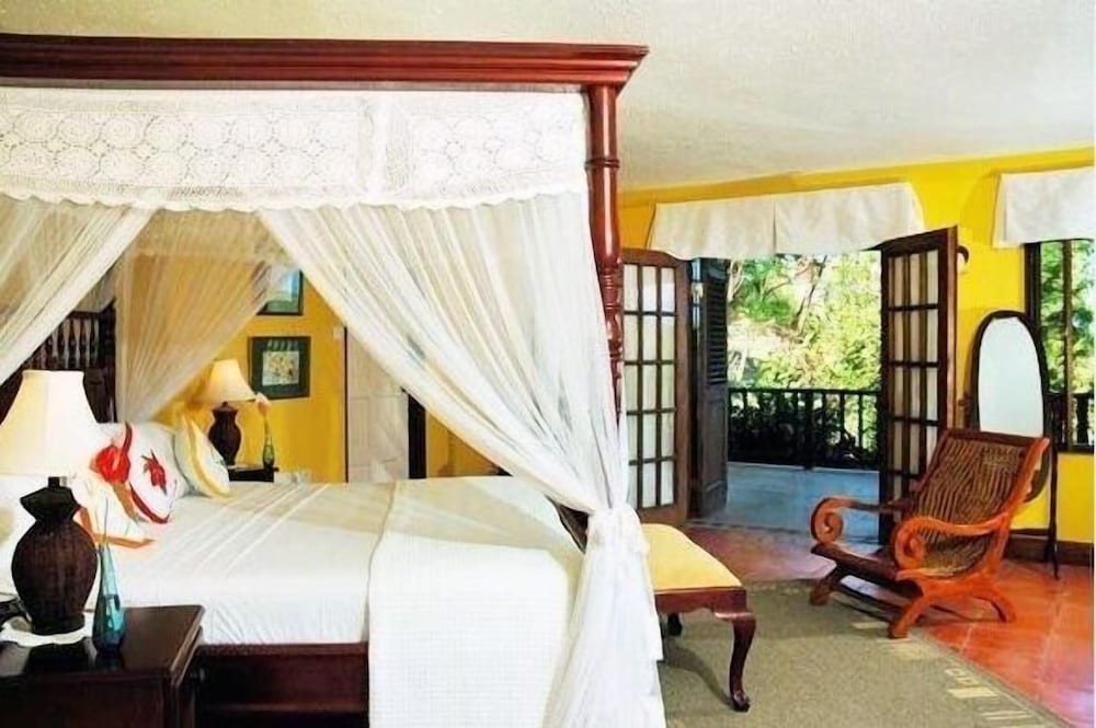 SPRING HOUSE BEQUIA 12/50
