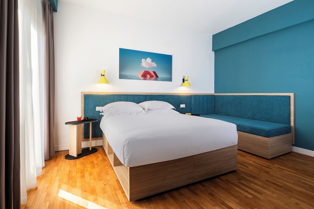 STANDARD, QUEEN BED