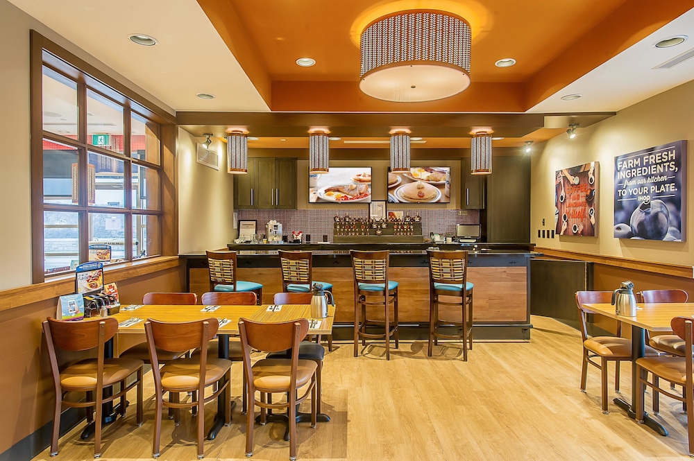 Ramada By Wyndham Niagara Falls By the River 34/47