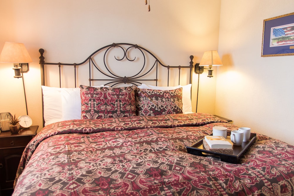 Vineyard Court Designer Suites Hotel 11/56