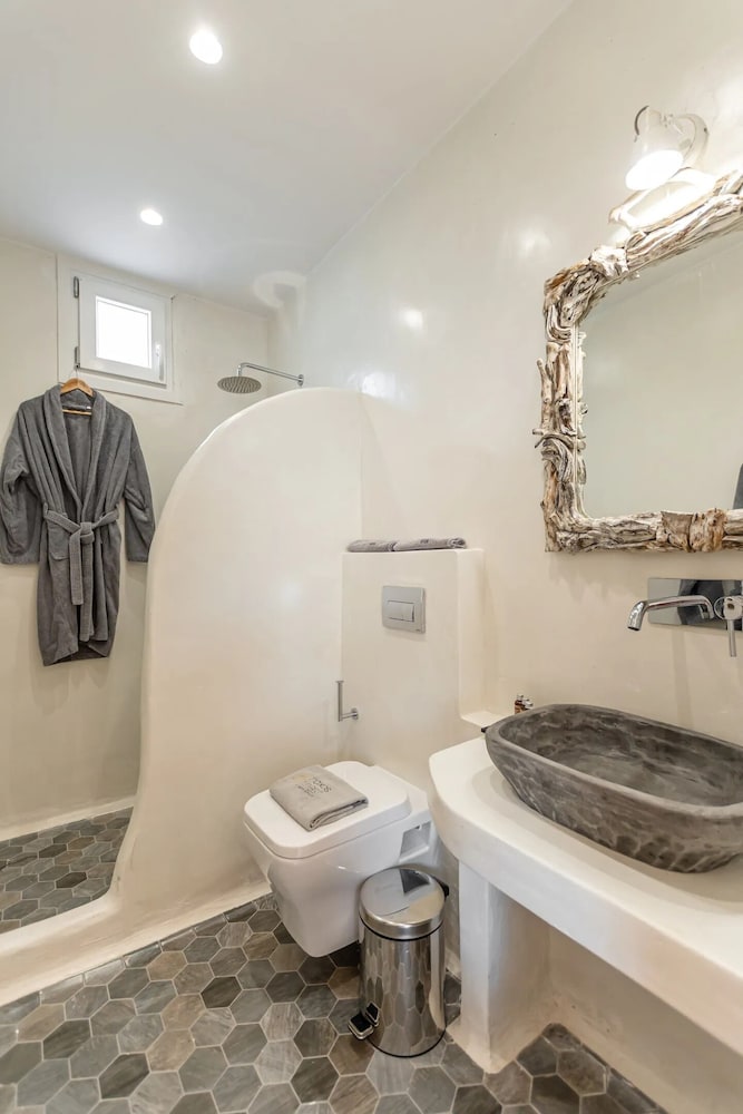 Naxos Finest Hotel Villas 50/50