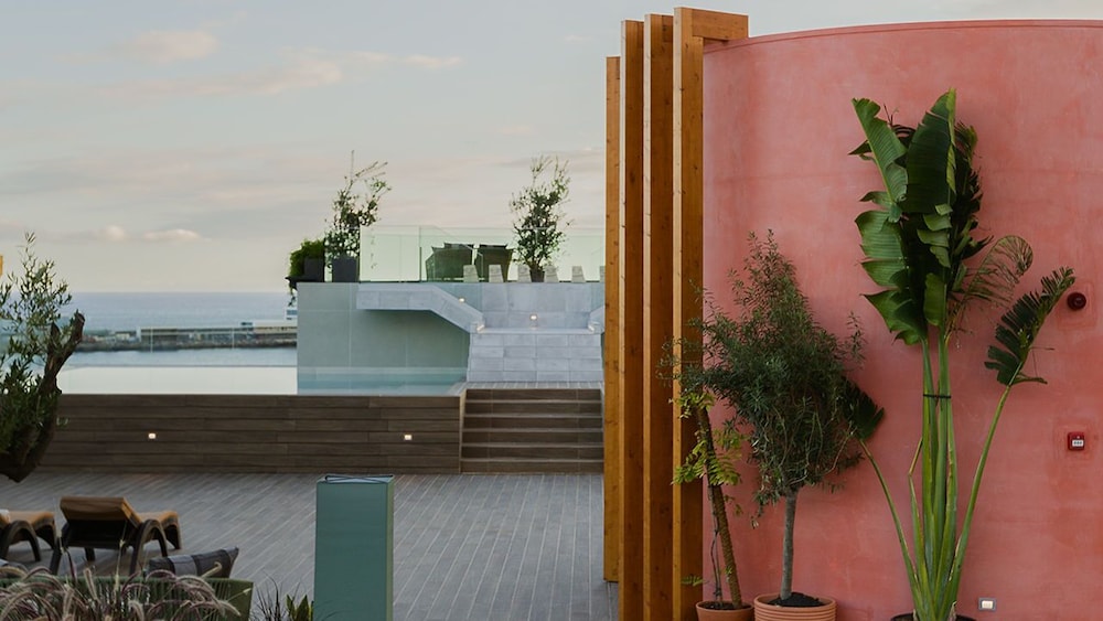 Three House Hotel 32/41