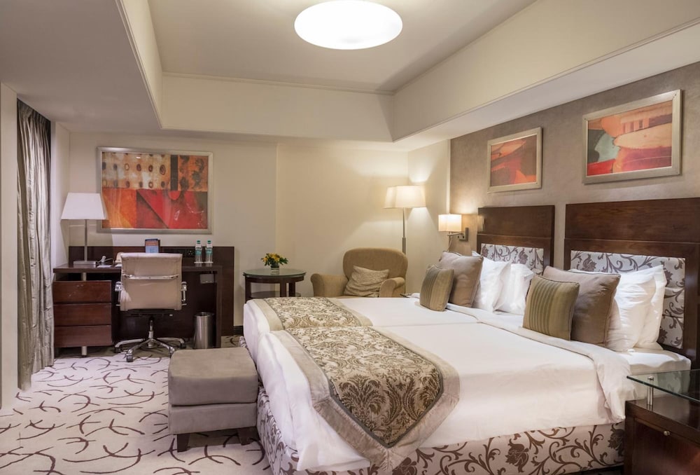 Forty Club, Twin Beds