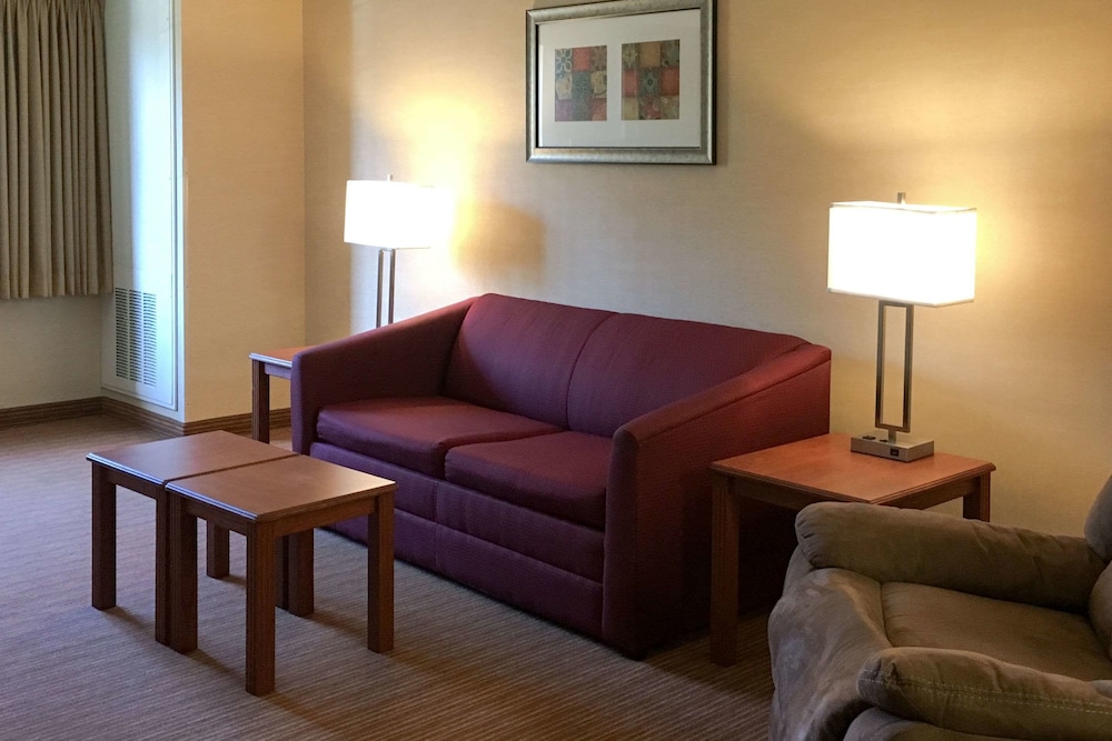 MainStay Suites of Lancaster County 30/42