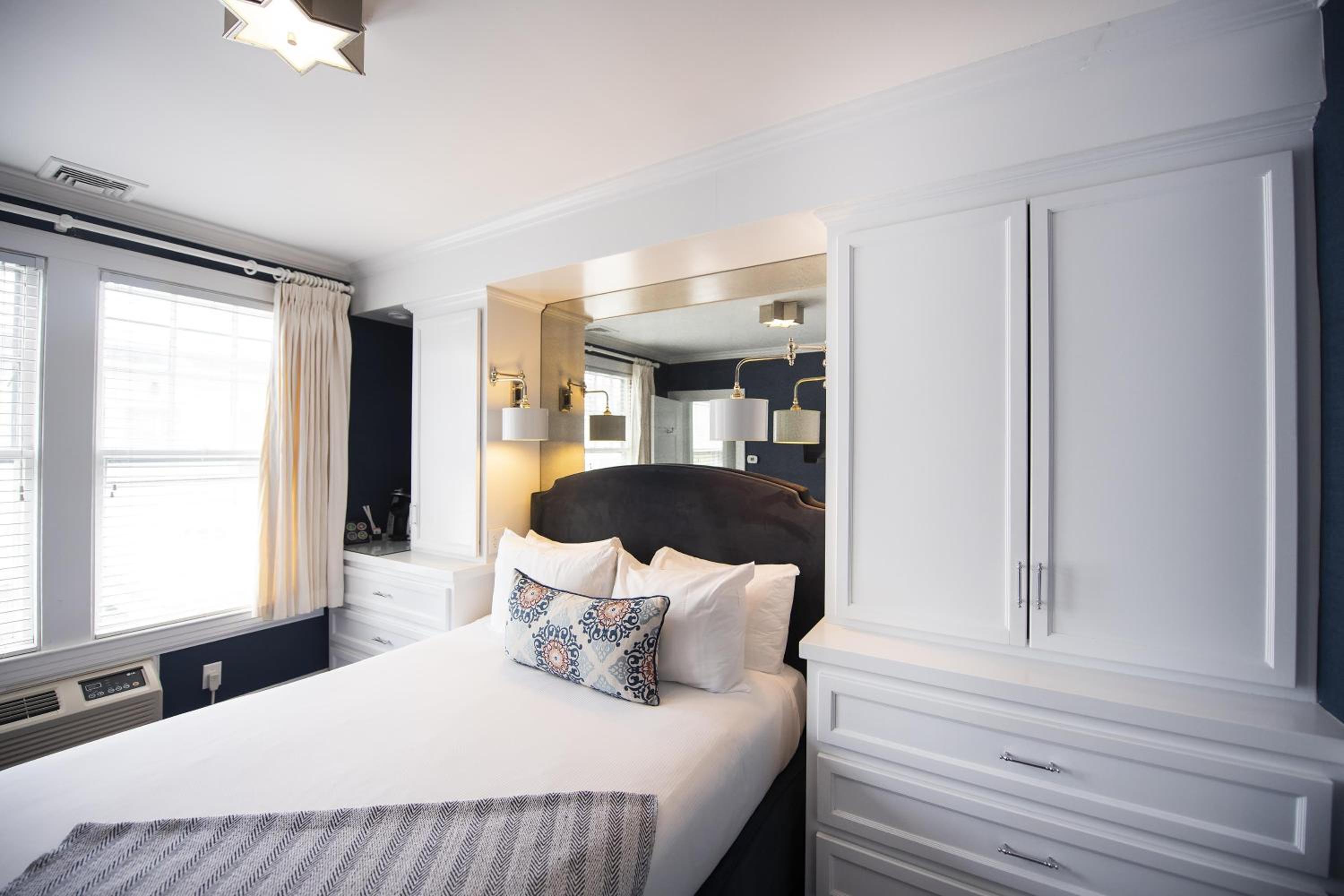 River House, Queen Bed