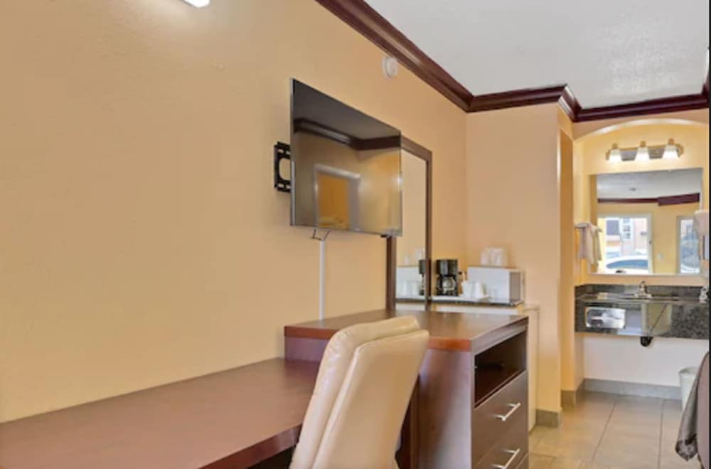 Americas Deluxe Inn 32/32