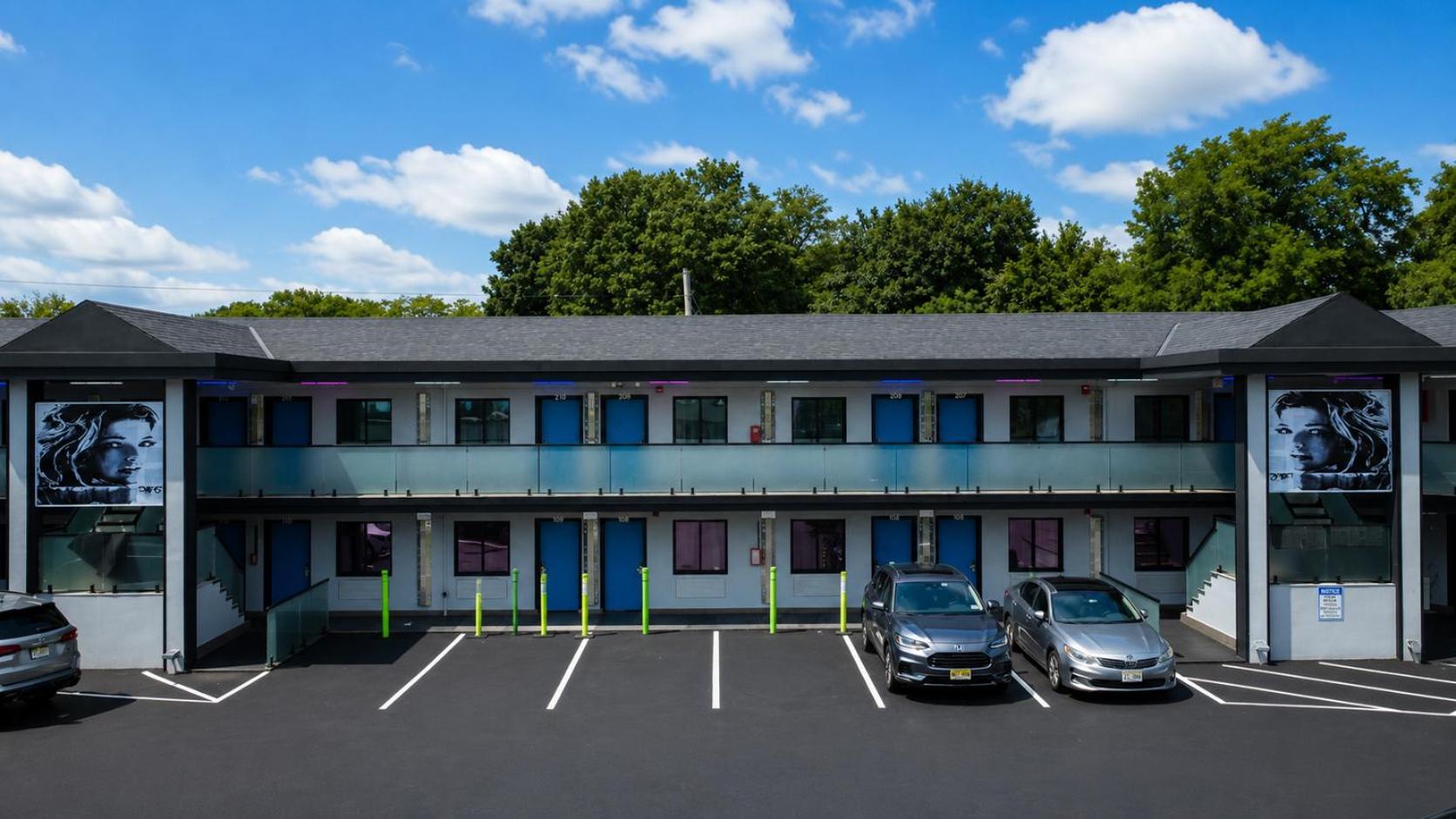Hotel OPUS Bronx Near Bay Plaza Mall 35/46