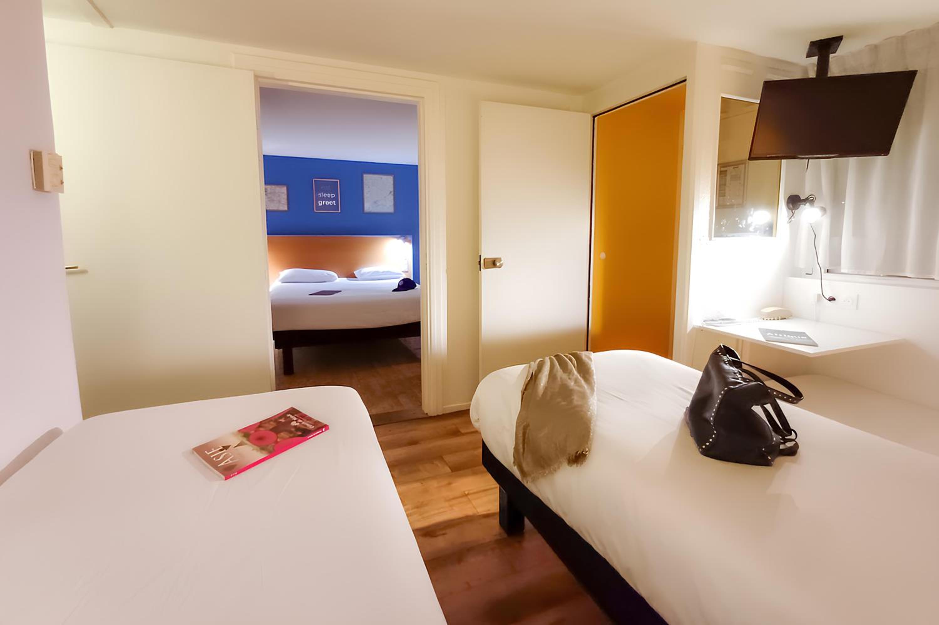 Pop, Family, 1 Queen and 3 Single Beds، greet Hotel Belleville en Beaujolais A6 7/10