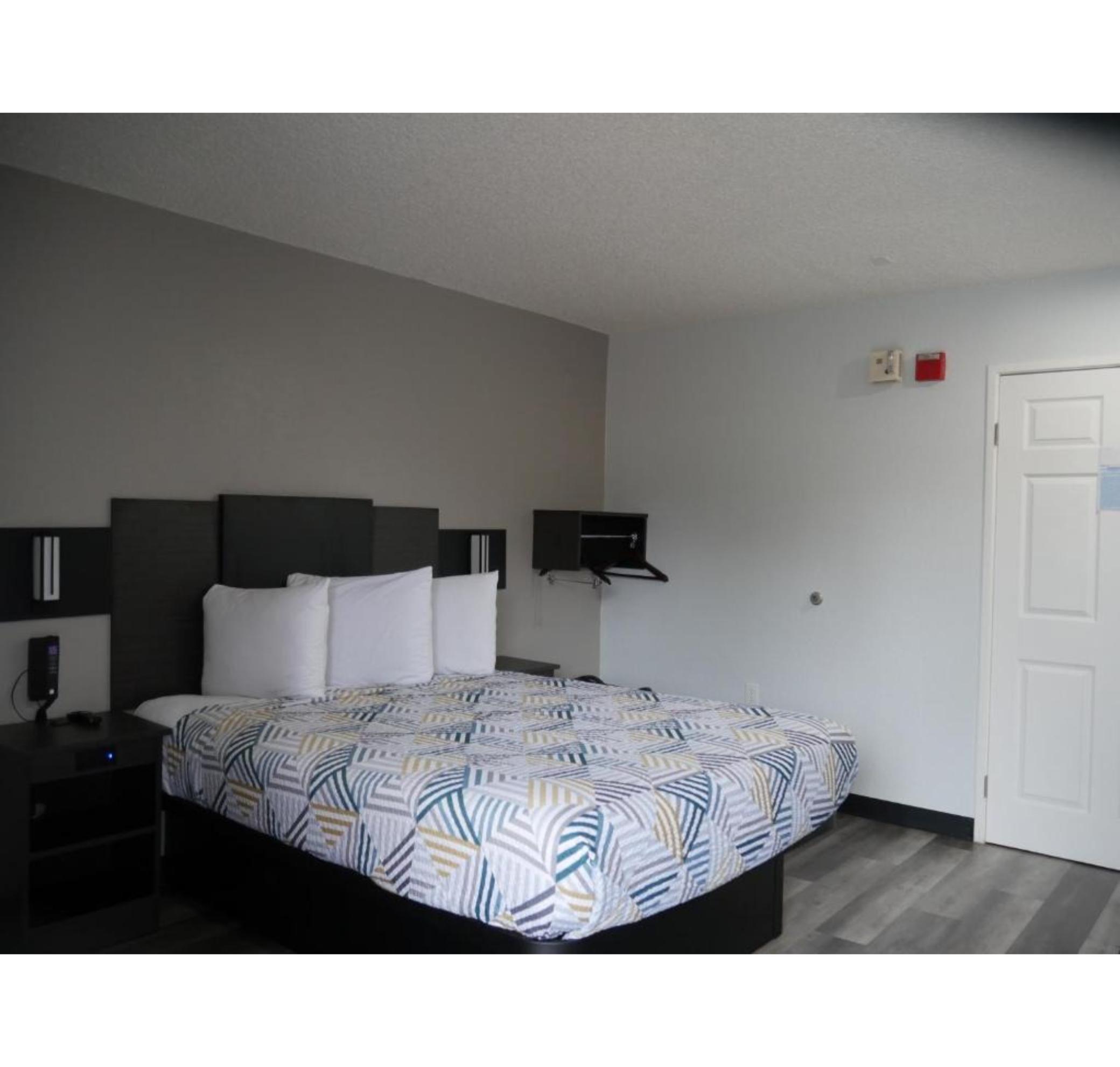 1 Queen Bed ADA/RI Shower/Kitchen