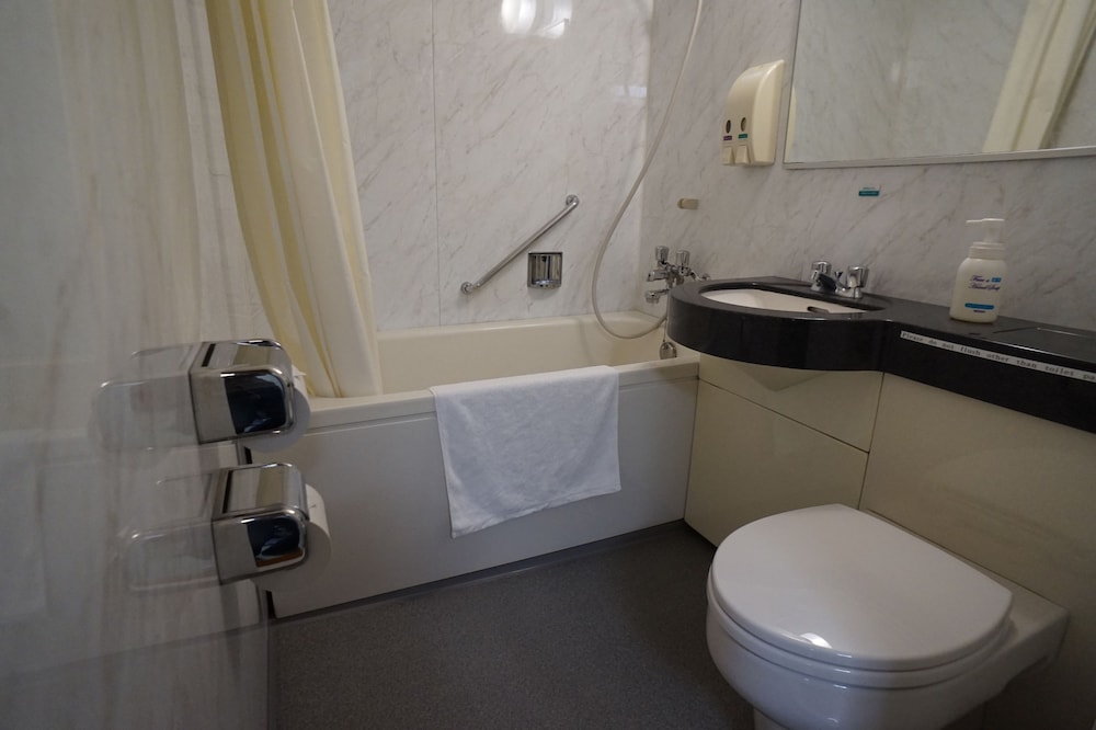 ROOM, TRIPLE, PRIVATE BATHROOM