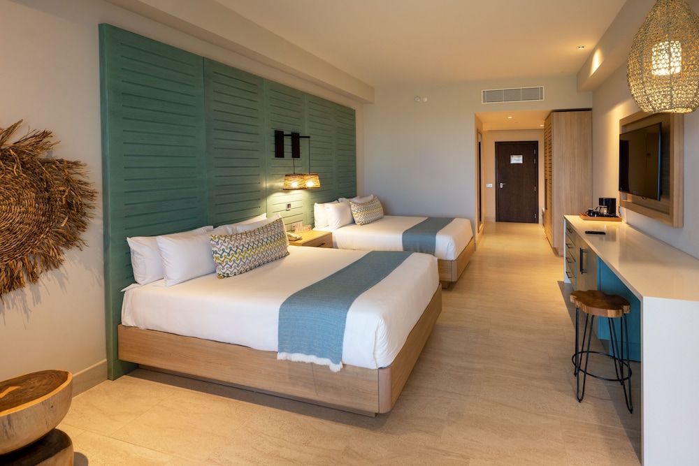 RESORT QUEEN - TROPICAL JUNIOR SUITE ( RQT )