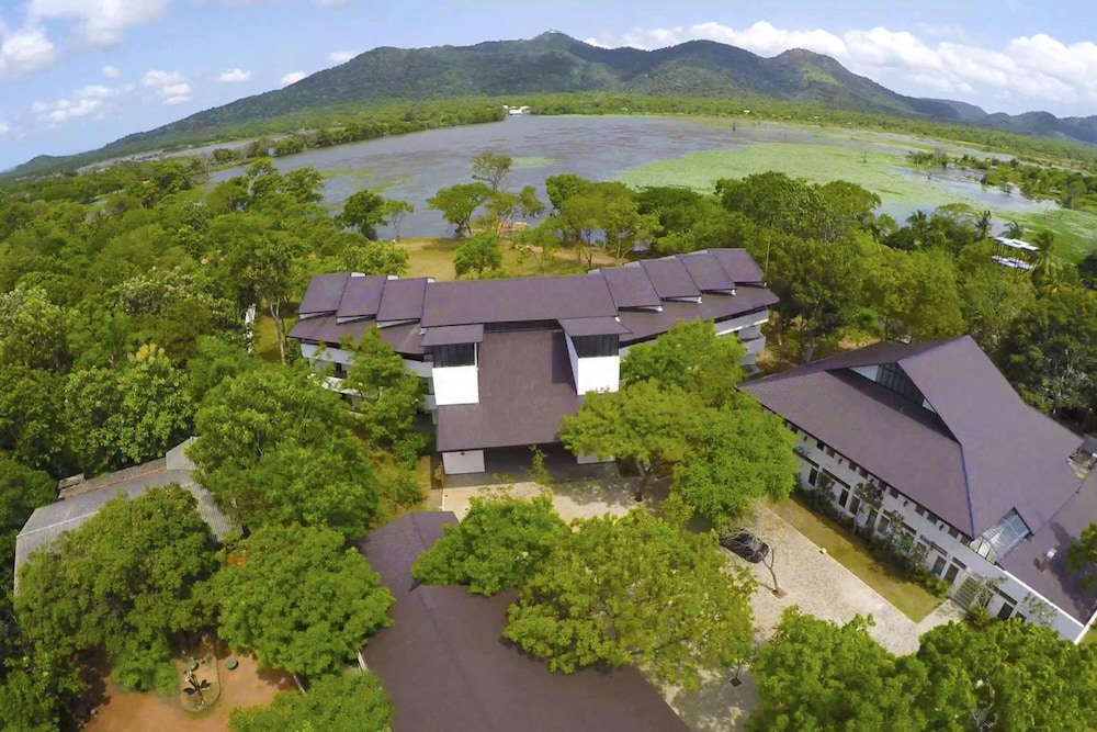 Grand Tamarind Lake Hotel 53/57