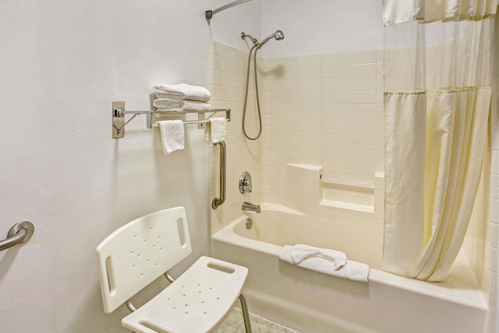 Days Inn & Suites by Wyndham Gresham 8/26