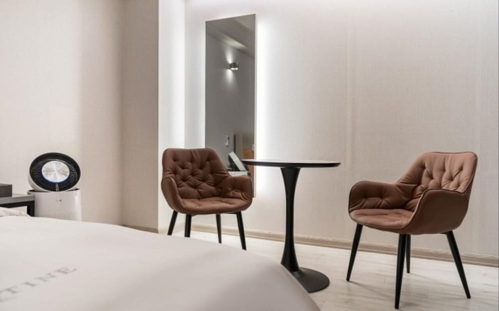Ballantine Hotel 26/48
