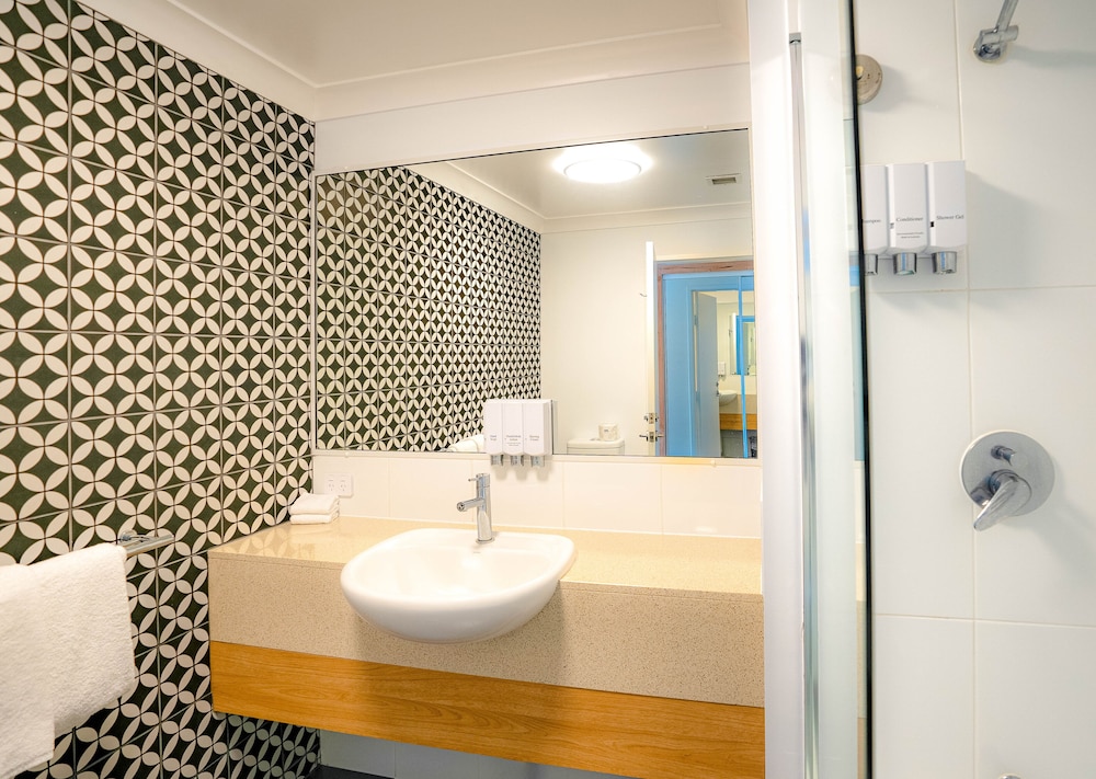 AIRLIE BEACH HOTEL 17/70